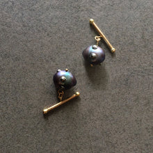 Load image into Gallery viewer, Barbell Black Baroque Pearl Cufflinks in 18K Gold