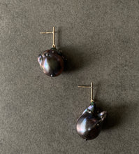 Load image into Gallery viewer, Large Black Pearl Short Line Drop Earrings