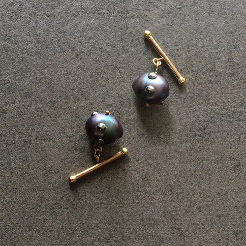 Barbell Black Baroque Pearl Cuff Links in 18K Gold